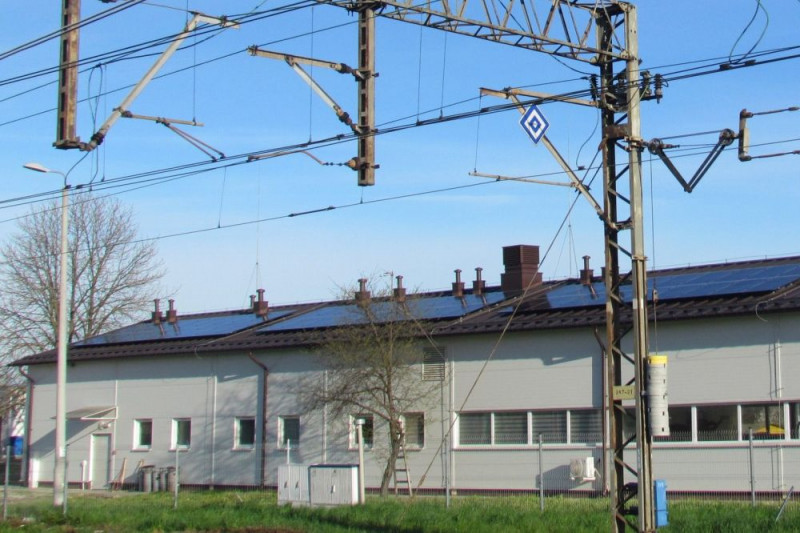 Przybywa instalacji fotowoltaicznych na sieci kolejowej PLK